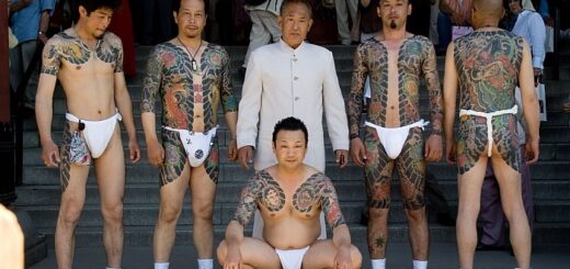 Członkowie yakuzy z charakterystycznymi tatuażami